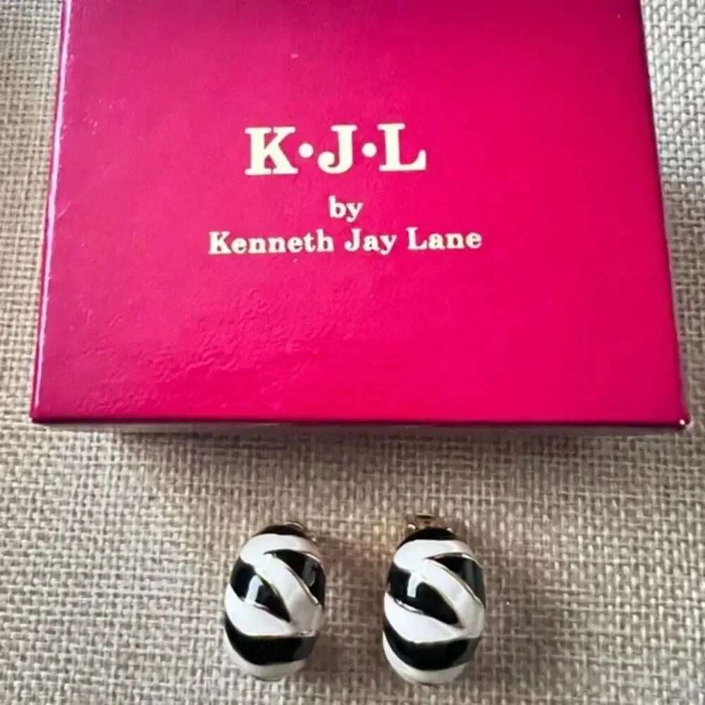 KJL Kenneth Jay Lane Clip On Zebra enamel Earrings Gold Tone 1” Original Box - Picture 5 of 7